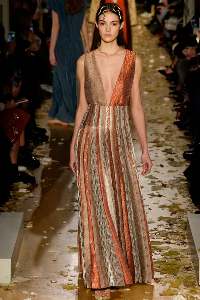 Look 16